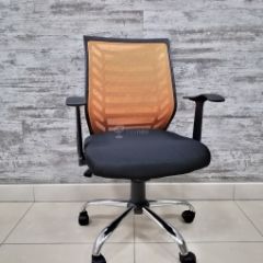 Кресло Barneo K-138 для персонала (черная ткань оранжевая сетка) в Снежинске - snezhinsk.mebel24.online | фото